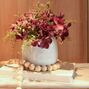 Arranjo com Rosas Cor Marsala Envelhecidas em Vaso de Cimento 28cm | Beleza Atemporal Distribuidor Das Flores