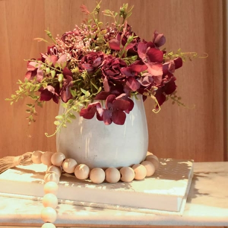 Arranjo com Rosas Cor Marsala Envelhecidas em Vaso de Cimento 28cm | Beleza Atemporal Distribuidor Das Flores