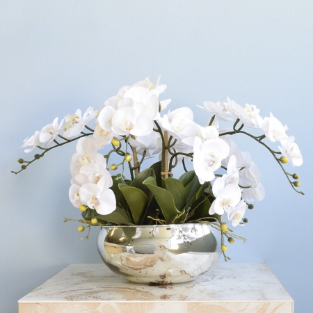 Arranjo com Seis Orquídeas Artificiais Brancas de Silicone no Vaso Prateado