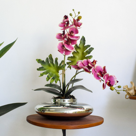 180_arranjo_de_flores_artificiais_com_duas_orquideas_rosas_e_guaimbe_no_vaso_prateado_formosinha_1975_1_5b33a97e49525d3bc602ad42242f2317.jpg Arranjo de Flores Artificiais com Duas Orquídeas Rosas e Guaimbé no Vaso Prateado | Distribuidor Das Flores