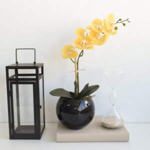 Arranjo de Orquídea Artificial Amarela no Vaso de Vidro Preto | Distribuidor Das Flores