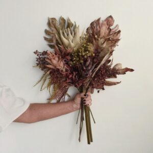 Buquê de Folhas Envelhecidas de Guaimbé, Bromélias e Proteas 65cm | Beleza Atemporal Distribuidor Das Flores